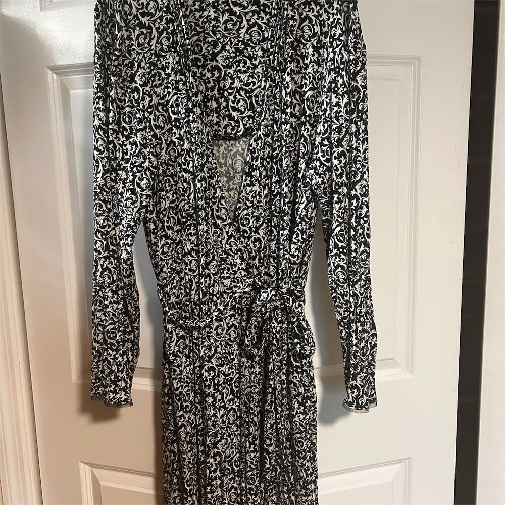 Ellen Tracy Women's M Black & White Floral Wrap Robe Knee Length